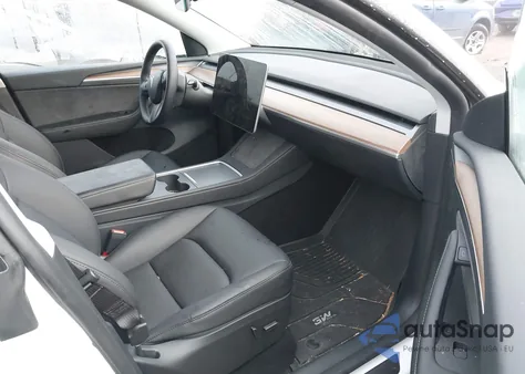 2024 Tesla Model Y Long Range Dual Motor All-Wheel Drive z USA, uszkodzony, nr VIN 7SAYGDEE5RF206099